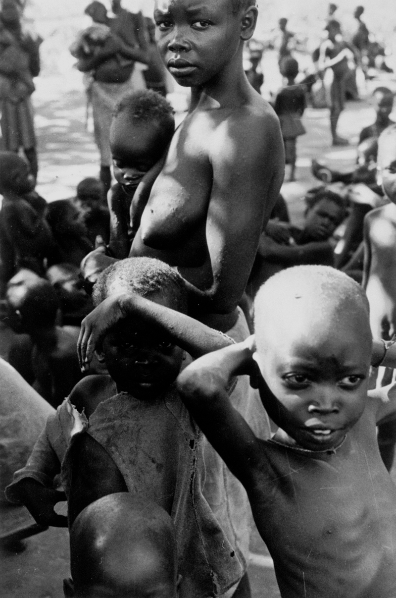 Illustration for article titled La historia detrás de esta devastadora fotografía: el niño que se muere de hambre y el misionero en Uganda